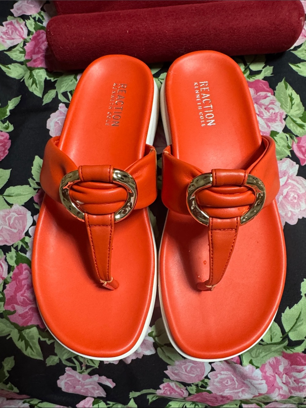 NEW Reaction Kenneth Cole Bright Orange Thong Sandals with Gold Ring
